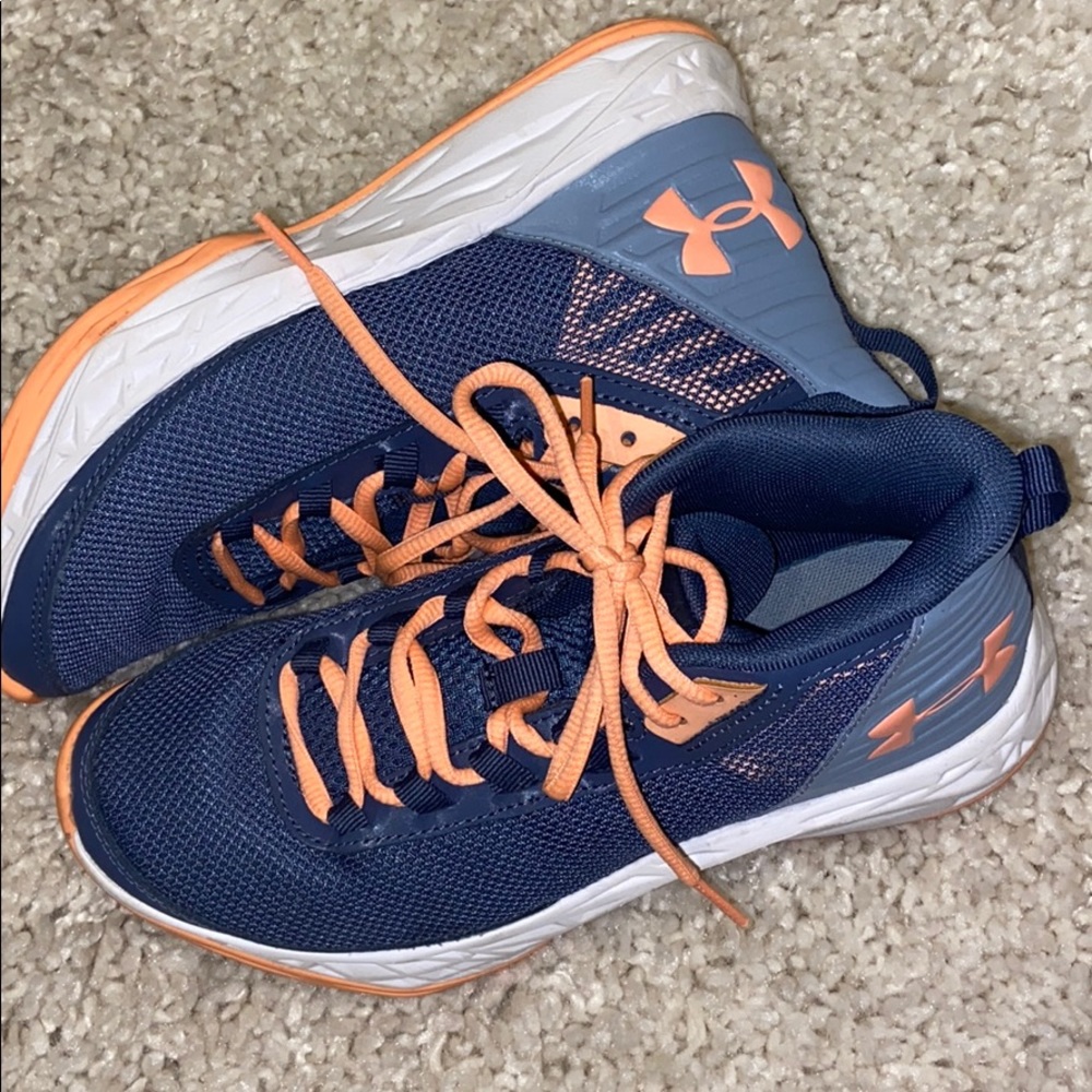 BARELY USED SNEAKERS/BASKETBALL SHOES